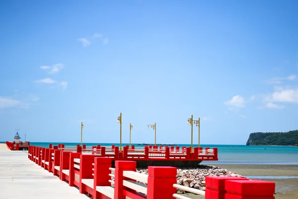 Vermelho e azul na praia — Fotografia de Stock