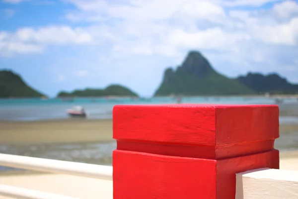Spilla rossa con spiaggia natura — Foto Stock