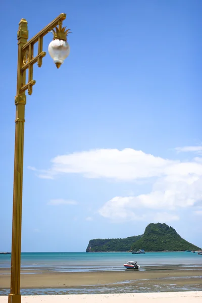 Pilastro sulla spiaggia — Foto Stock