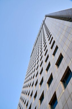                                17.04.2021.Tel-Aviv, İsrail. Afrika İsrail, mavi gökyüzüne karşı inşa ediyor.