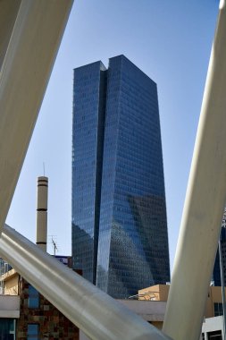                                17.04.2021.Tel-Aviv, İsrail. Yudit Köprüsü 'nden Azrieli Sarona kulesi manzarası.