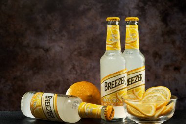                                Tel Aviv, İsrail - 20.04.21. Bacardi Breezer limon tadında hafif alkol içeceği ve cam tabağın içinde limon ve limon dilimleri var..