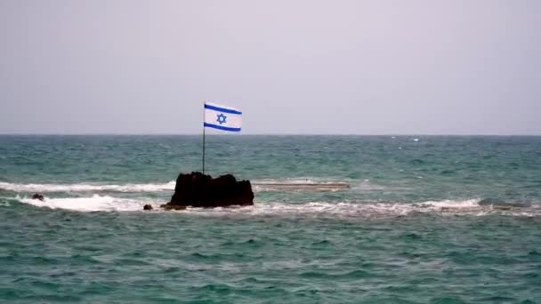 Tel Aviv Israel 2021 Bandeira Israelense Rocha Mar Mediterrâneo Vento — Vídeo de Stock
