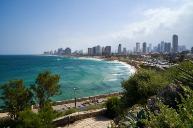                                Güneşli bir günde İsrail, Tel Aviv manzarası. Şehri ve Akdeniz 'i görebiliyoruz. Bulutlar ve mavi gökyüzü.