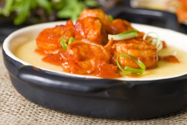 Baharatlı karides ve Polenta