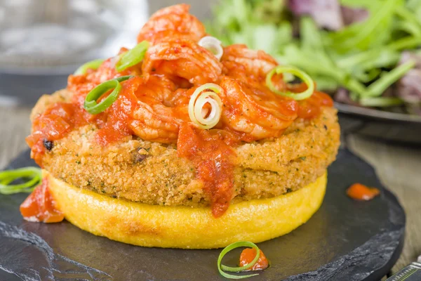 Polenta, Fishcake & Spicy Prawns – stockfoto