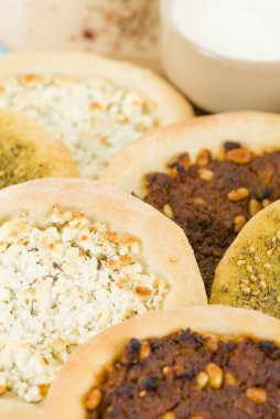 Lahm BI Ajin, Zaatar mülteci ve peynir Manakish