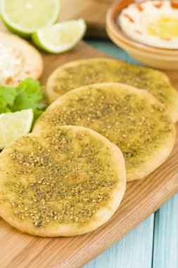 Zaatar mülteci ve peynir Manakish
