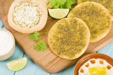 Zaatar mülteci ve peynir Manakish