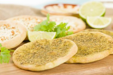 Zaatar mülteci ve peynir Manakish