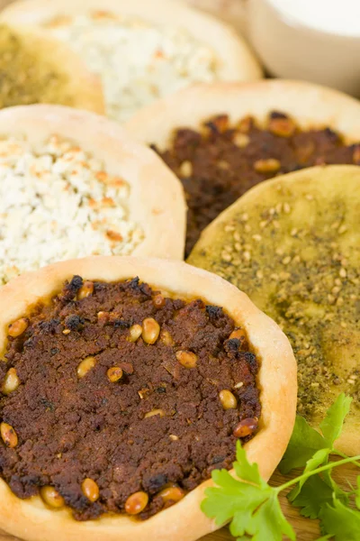 Lahm Bi Ajin, Zaatar y el queso Manakish —  Fotos de Stock