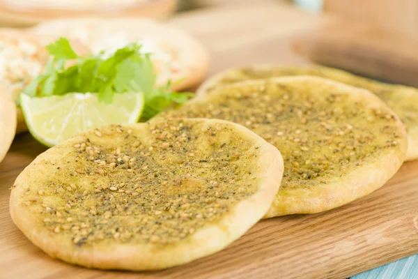 Zaatar mülteci ve peynir Manakish — Stok fotoğraf