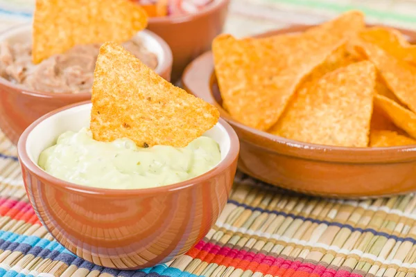 Batatas fritas de pacote & mergulhos — Fotografia de Stock