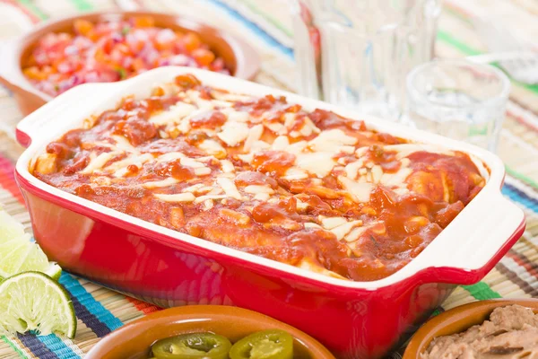 Курица и усилитель; Chorizo Enchiladas — стоковое фото