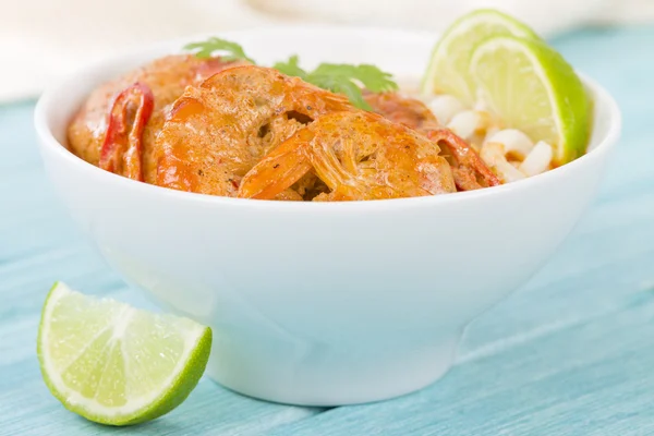 Curry de gambas tailandesas con fideos —  Fotos de Stock