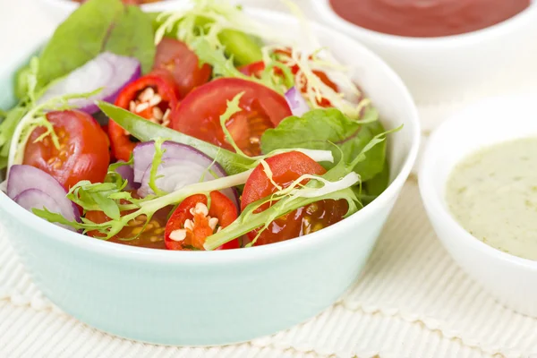 Gemischter Laub- & Gemüsesommersalat — Stockfoto