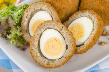 Derin kızarmış viski yumurta