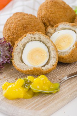 Derin kızarmış viski yumurta