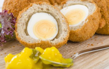 Derin kızarmış viski yumurta