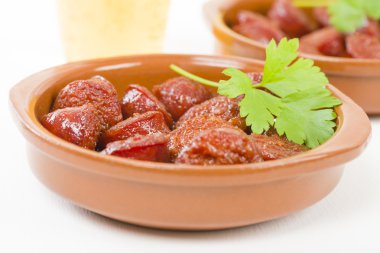 Elma suyu içinde pişmiş chorizo