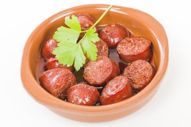 Elma suyu içinde pişmiş chorizo