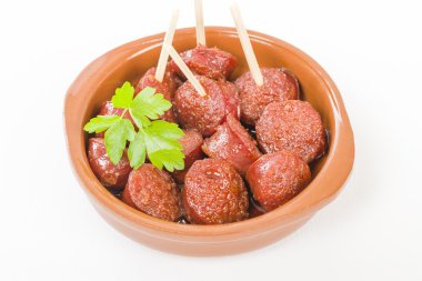 Elma suyu içinde pişmiş chorizo