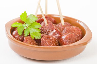 Elma suyu içinde pişmiş chorizo