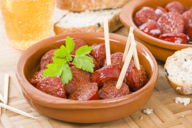 Elma suyu içinde pişmiş chorizo