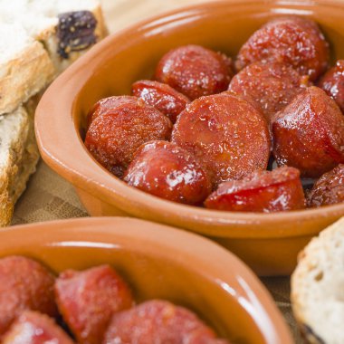 Elma suyu içinde pişmiş chorizo