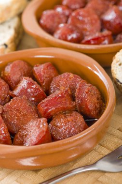 Elma suyu içinde pişmiş chorizo