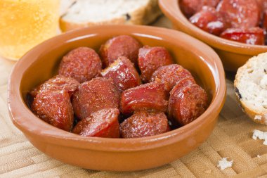 Elma suyu içinde pişmiş chorizo