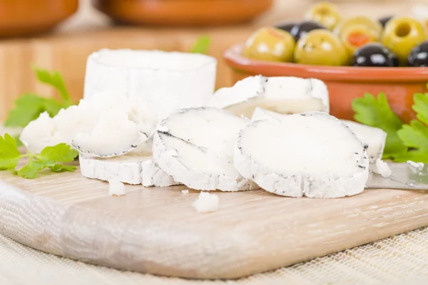 Kozí sýr a olivy — Stock fotografie