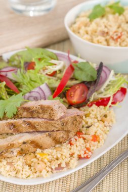 Izgara domuz eti ve kuskus