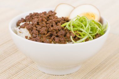 Tayvanlı kızarmış domuz eti pilav