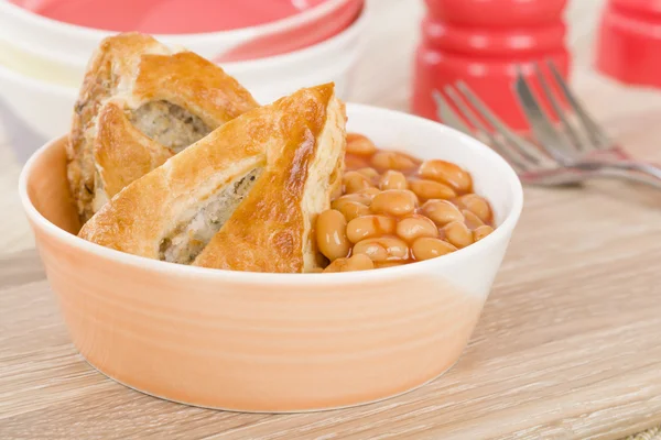 Wurstsemmel und gebackene Bohnen — Stockfoto