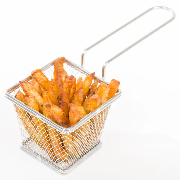 Würzige Pommes im Korb — Stockfoto