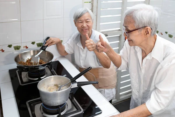 Feliz Sonriente Asiático Senior Mujeres Mostrando Pulgares Arriba Mano Signo —  Fotos de Stock