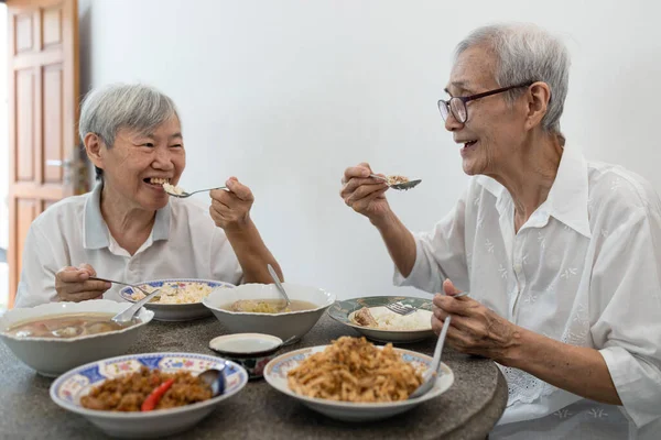 Feliz Sonriente Asiática Senior Mujeres Comiendo Comida Tailandesa Sentado Mesa —  Fotos de Stock