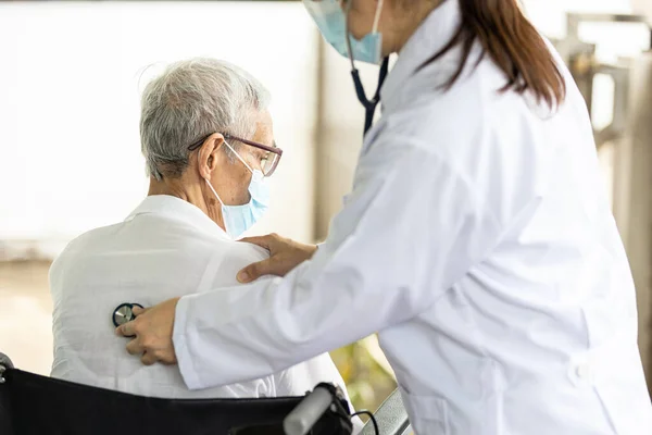 Asiática Doctora Escuchando Sonidos Del Corazón Pulmones Una Mujer Mayor — Foto de Stock