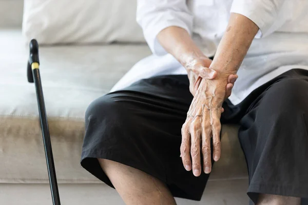 Närbild Den Äldre Kvinnans Skakande Hand Symtom Vilodarrningar Eller Parkinsons — Stockfoto