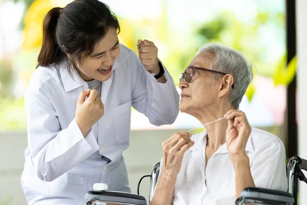 Asiatisk Senior Kvinna Lyssna Studera Hur Man Använder Tandtråd Med — Stockfoto