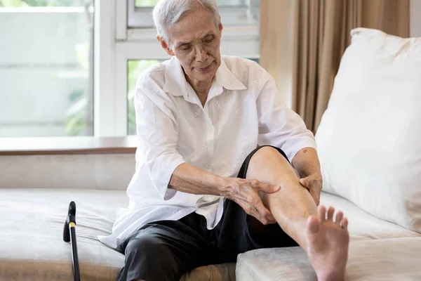 Femme Âgée Asiatique Tenir Jambe Souffrant Douleur Dans Les Jambes — Photo