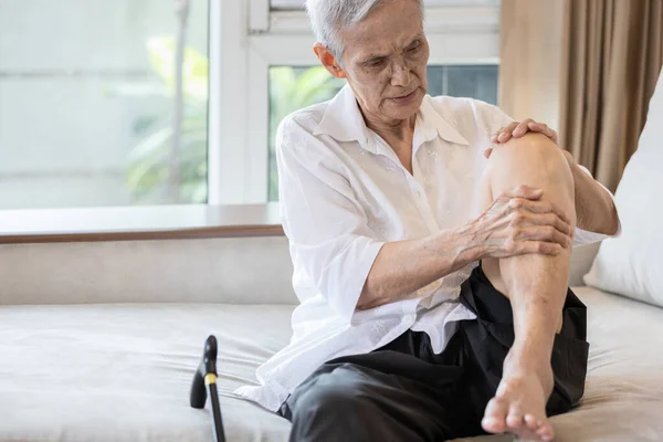 Erschöpfte Asiatische Seniorin Hält Ihr Knie Leidet Unter Schmerzen Kniegelenk — Stockfoto