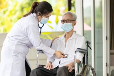 Hizmet ve sağlık muayenesi, mide iltihabı, karın ağrısı, steteskop kullanan Asyalı kadın doktor, karın boşluğu olan yaşlı kadın, midesi şişmiş.