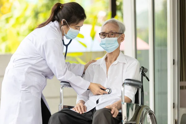Service Und Gesundheitsuntersuchung Alte Menschen Mit Gastroenteritis Unterleibsproblemen Asiatische Ärztin — Stockfoto