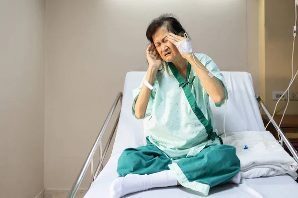 Aziatische Senior Vrouw Houdt Haar Slapen Met Hand Pijnlijke Gezichtsuitdrukking — Stockfoto