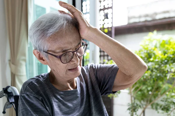 疲惫疲惫的亚洲老年妇女 患有偏头痛 老女人手牵着头 失去平衡或步履蹒跚 几乎失去知觉 — 图库照片