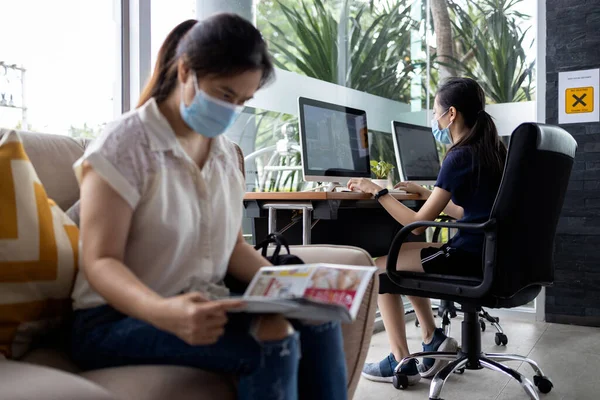 Sociální Distancing Asijské Ženy Nosí Lékařskou Ochrannou Masku Sedí Čeká — Stock fotografie