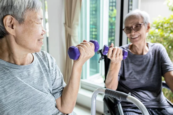 Glücklich Lächelnde Asiatische Seniorinnen Die Gemeinsam Sport Treiben Körperliche Aktivitäten — Stockfoto