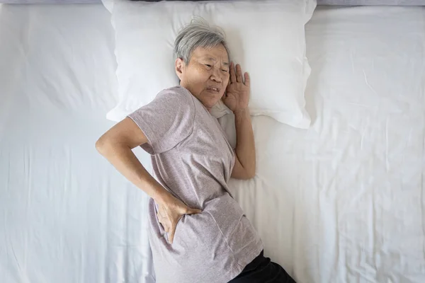 Asiatische Seniorin Leidet Unter Rückenschmerzen Schmerzender Taille Schlaf Unglücklichen Alten — Stockfoto